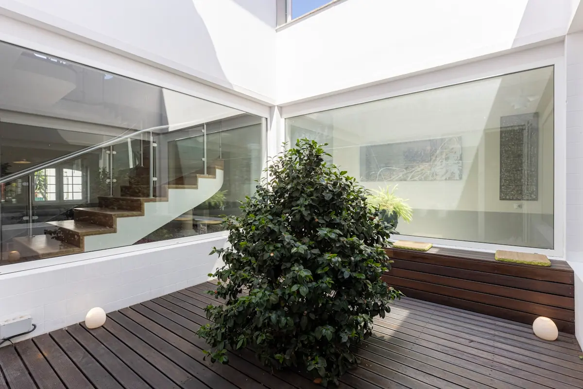 Eichler atrium with floor-to-ceiling glass walls and an interior courtyard, Palo Alto